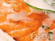 Печена риба сьомга в яйчен сос с бяло вино, нишесте, копър и джинджифил на фурна